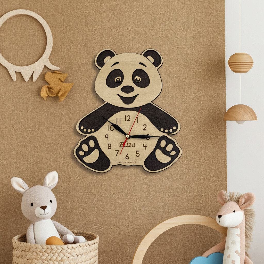 Ceas personalizat cu urs panda din lemn, design jucăuș și modern, ideal pentru camera copilului, decor lemn gravat.