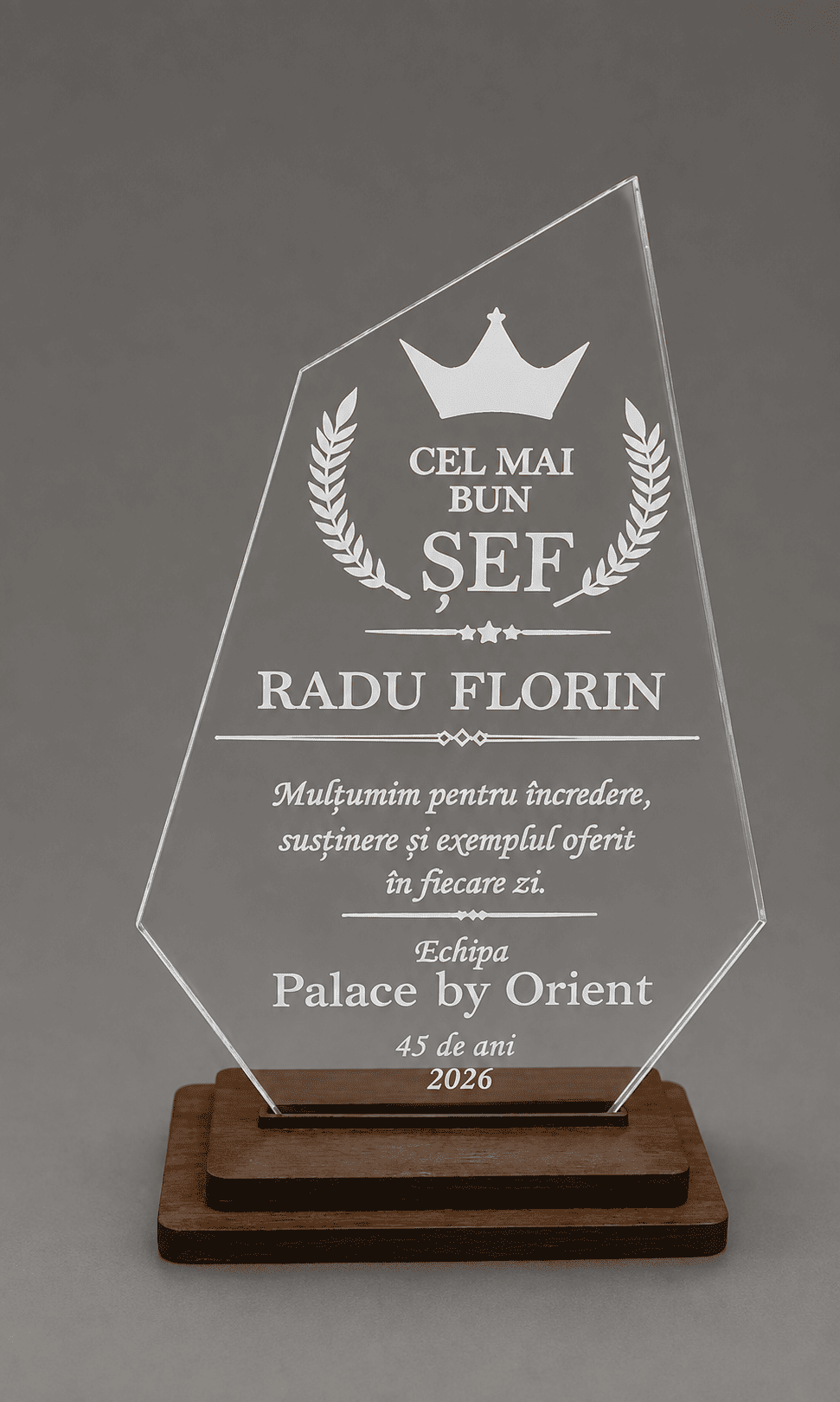 Trofeu personalizat din acril si lemn